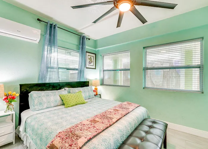 Breezy 'white Sands House' Steps To Gulf Shore! Clearwater Beach